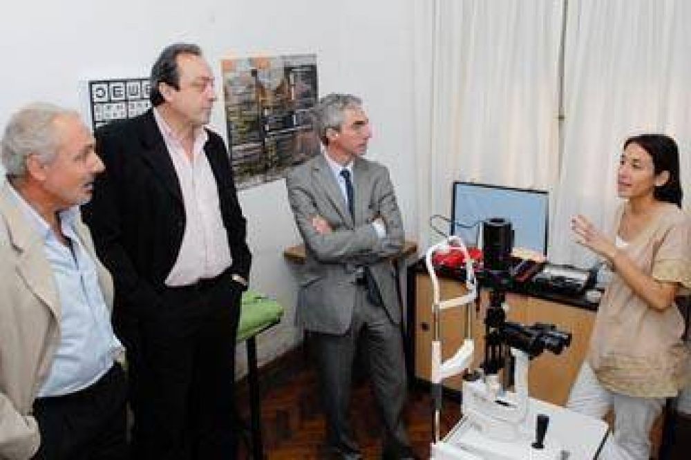 Entregan un ec�grafo y autorrefractor