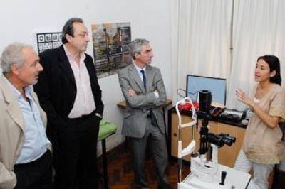 Entregan un ec�grafo y autorrefractor
