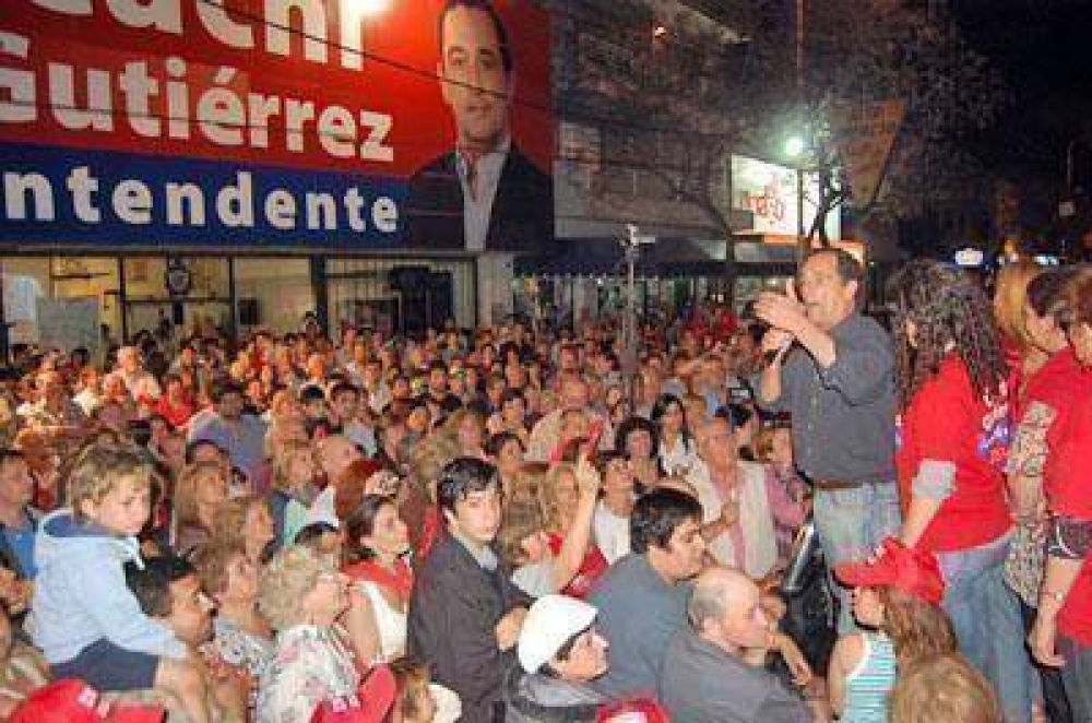 Multitudinario apoyo a H�ctor �Cachi� Guti�rrez en el cierre de su campa�a