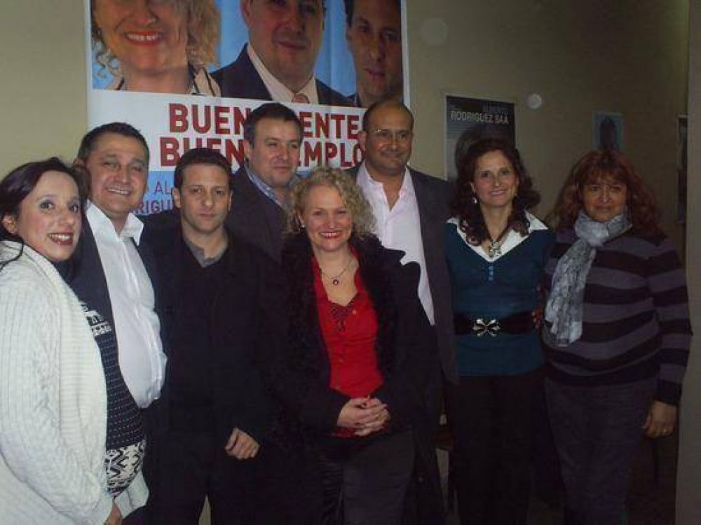 El candidato a intendente Joaquin Larricart cerr� la campa�a con los candidatos y militantes