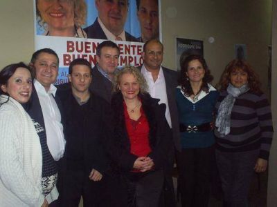 El candidato a intendente Joaquin Larricart cerr� la campa�a con los candidatos y militantes