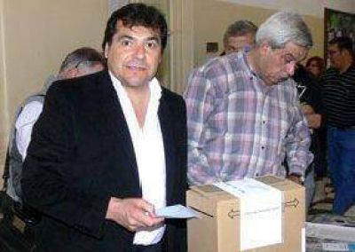 Vot� Walter Aguilar, candidato a diputado nacional por Compromiso Federal