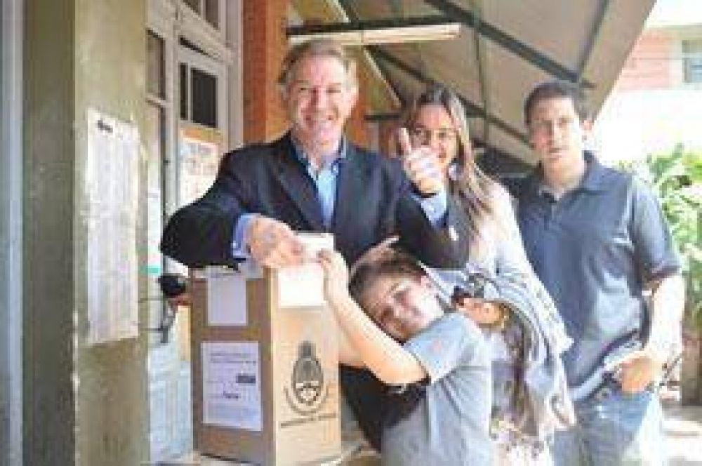 Colombo fue a votar en compa��a de toda su familia