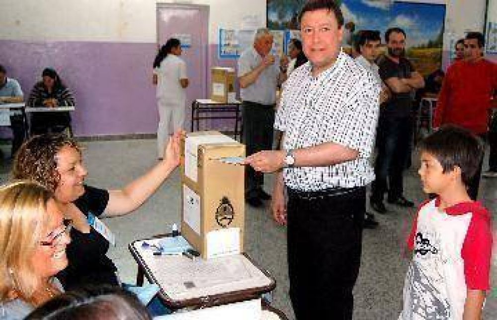 Lentamente los cipole�os se acercan a votar