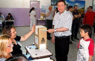 Lentamente los cipole�os se acercan a votar