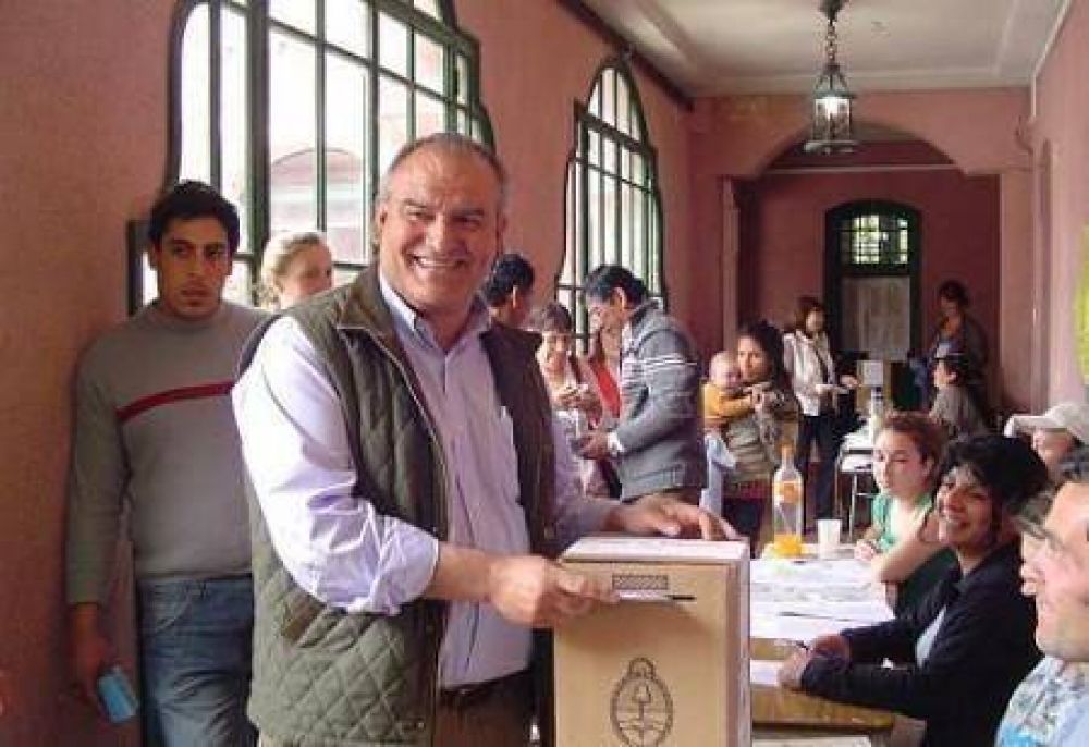 Juan Carlos Ju�rez voto en la Escuela Normal