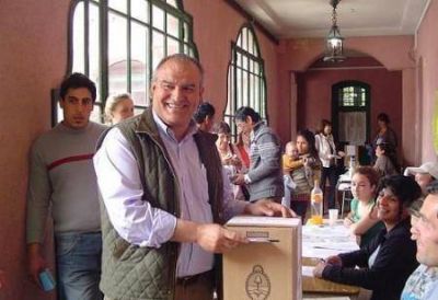 Juan Carlos Ju�rez voto en la Escuela Normal