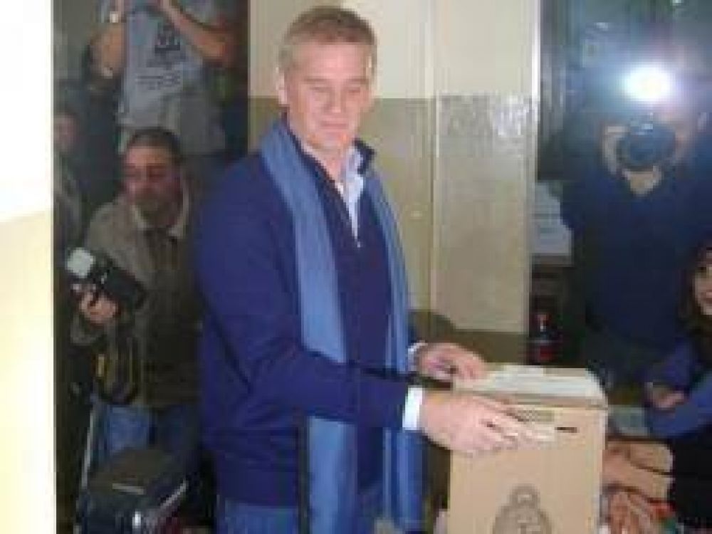 Elecciones 2011: De Narv�ez vot� en Luj�n