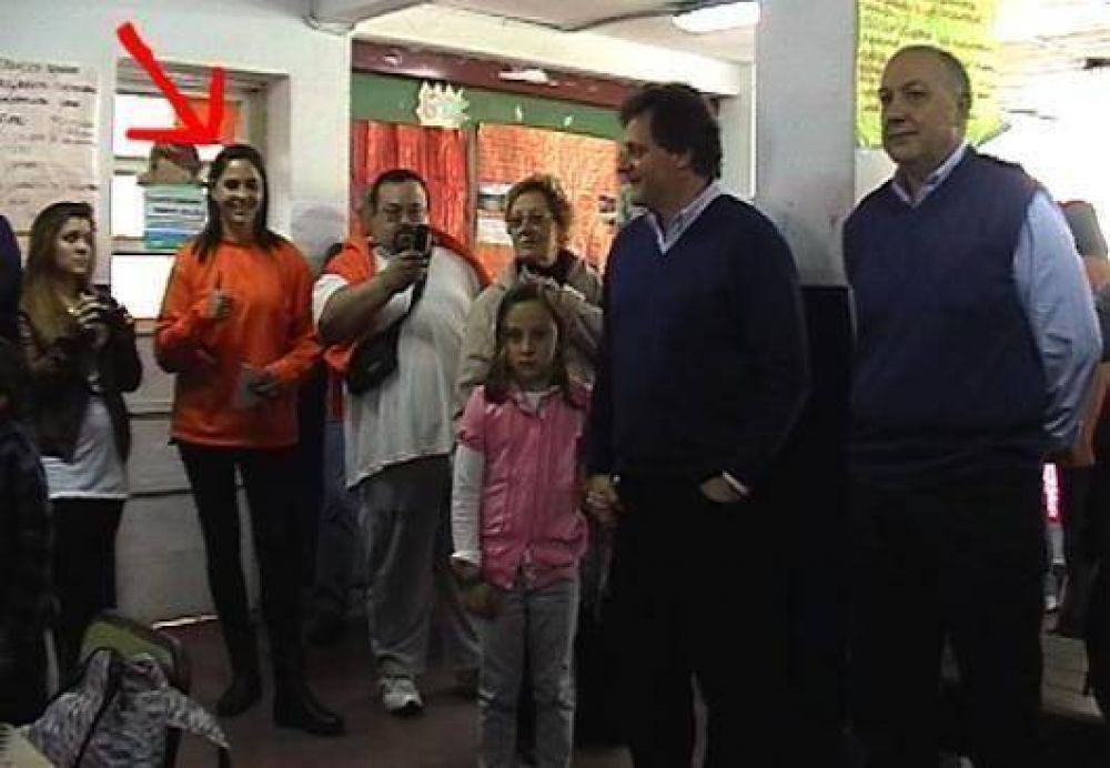 Llamativa presencia de j�venes �naranjitas� en lugares claves de votaci�n