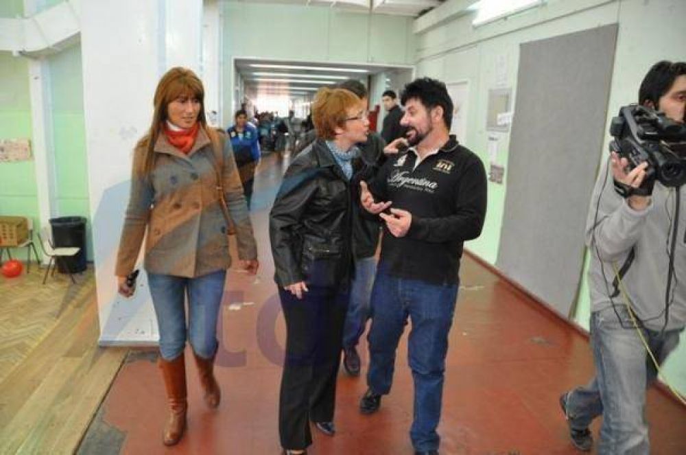 La gobernadora debi� lidiar con reclamos de un fiscal del Frente para la Victoria