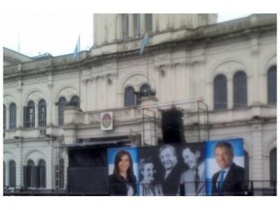 Montaron un escenario en Casa de Gobierno para festejar el triunfo electoral
