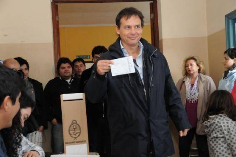 Costa se impondr�a en Caleta Olivia con un 15%