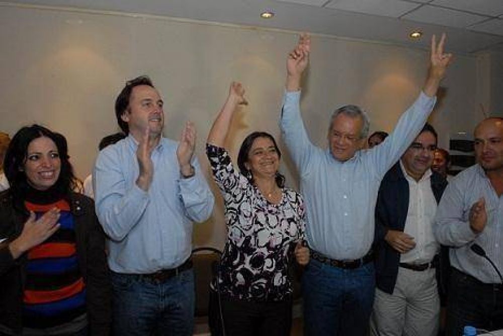 El FV ampli� el margen y se qued� con las dos bancas 