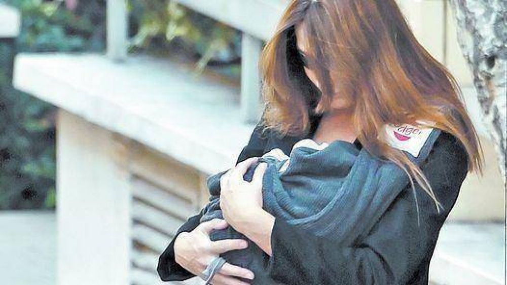 Carla Bruni, a su casa con la peque�a Giulia