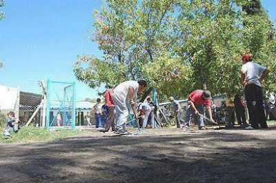 Avanzan los trabajos de asfalto en las localidades del distrito