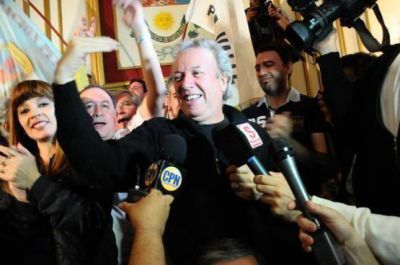  Desde el sector de Anglesio se adjudican la Intendencia