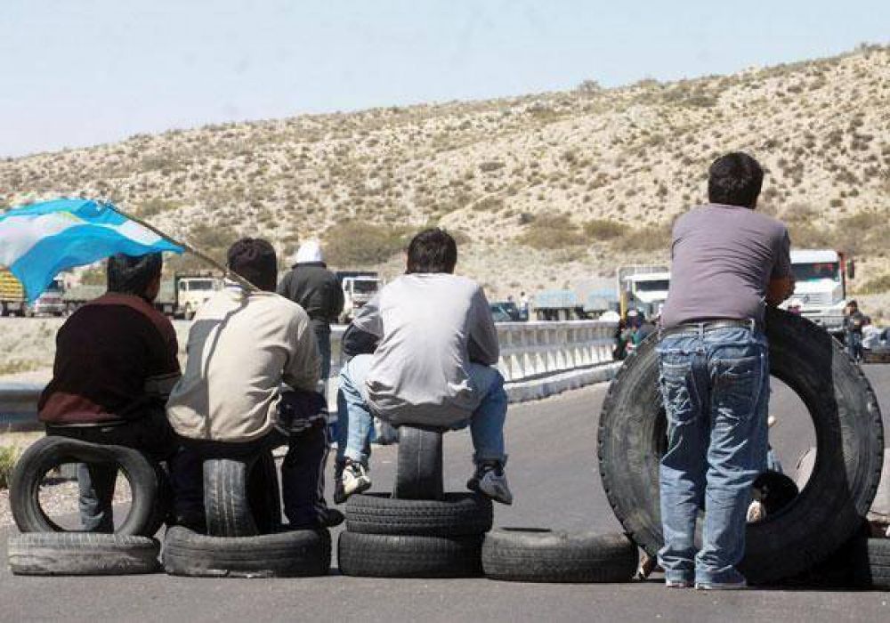 Sigue el corte de ruta en cercan�as de Zapala