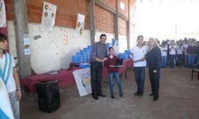 Alumnos y docentes de la Escuela T�cnica de Mocoret� recibieron sus netbook Conectar Igualdad