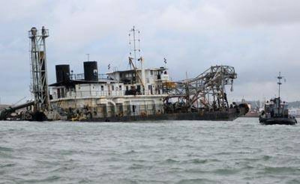 Liberan y trasladan al puerto a la draga varada en Camet