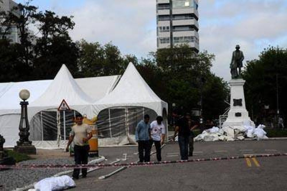 Comenzaron a armar en la Plaza Mitre la carpa de la Feria del Libro