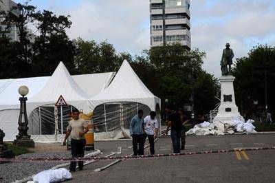 Comenzaron a armar en la Plaza Mitre la carpa de la Feria del Libro