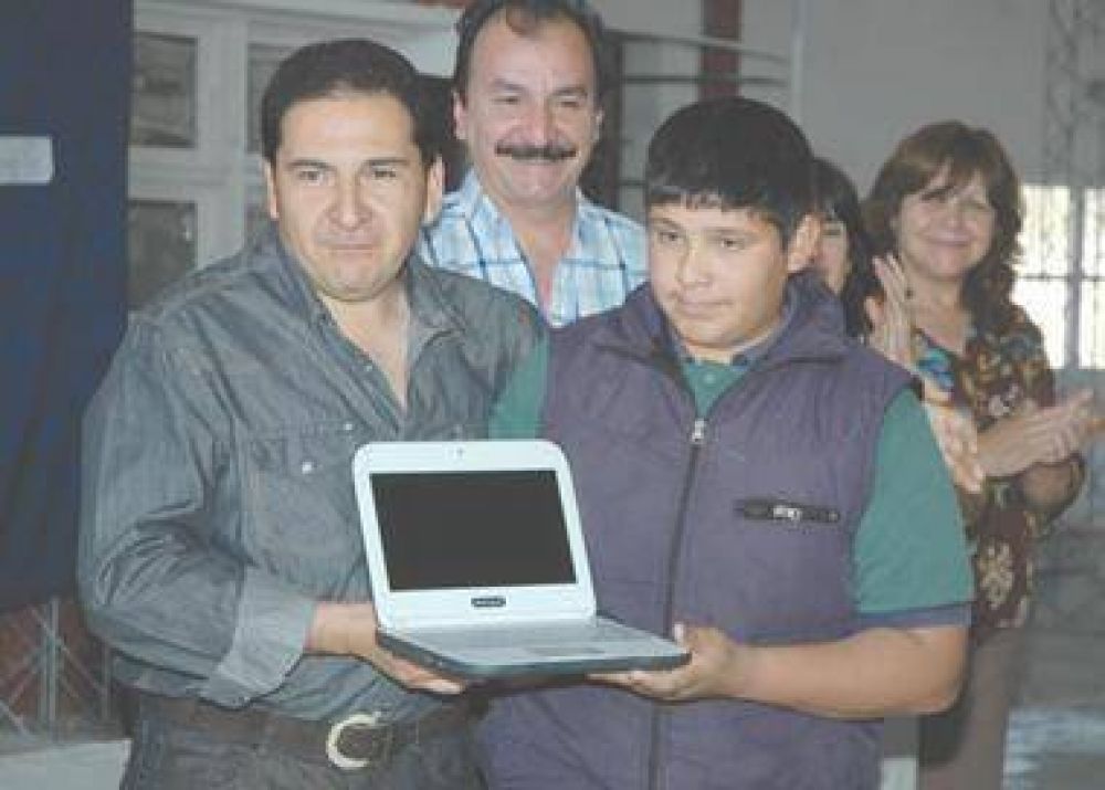 Completaron la entrega de netbooks en Aimogasta