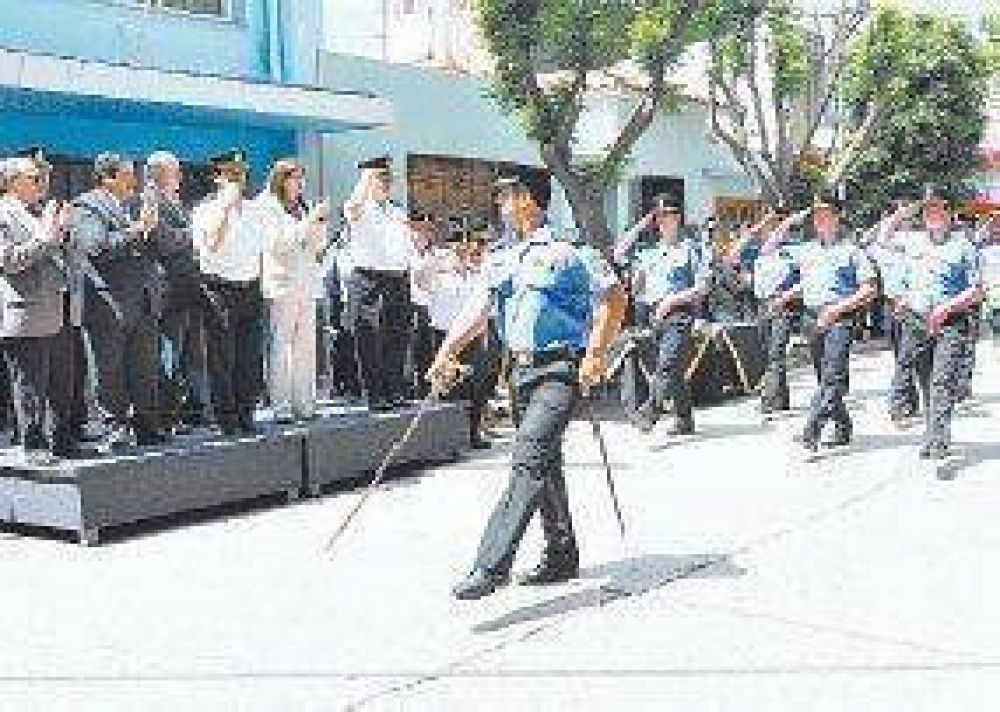 El personal policial destacado recibi� plaquetas y diplomas