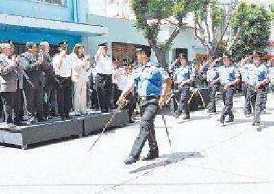 El personal policial destacado recibi� plaquetas y diplomas