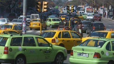 Admiten que se entregaron chapas de taxi de manera discrecional