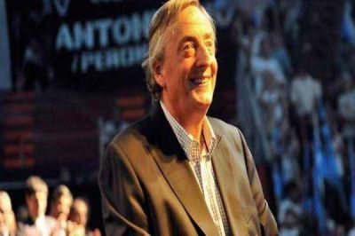 A un a�o de la muerte de Kirchner trasladan sus restos y hay homenajes en todo el pa�s