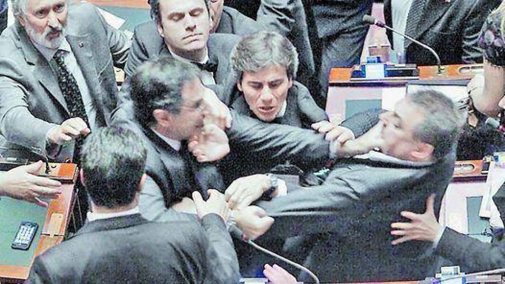 Berlusconi y sus inventos para �cumplir� con los pedidos de UE