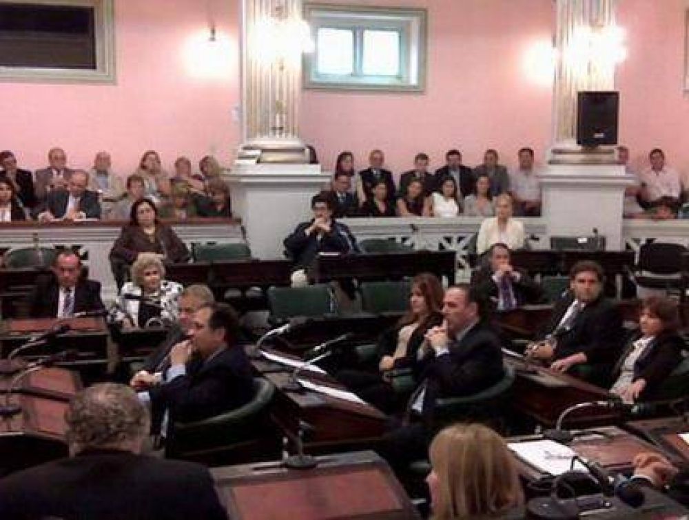 Presentan proyectos para reconocer autoridad docente y el agravamiento de penas para alumnos que los ataquen