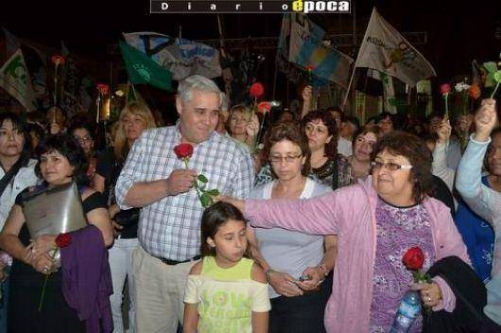 Con flores en el Paran� recordaron en Corrientes a N�stor Kirchner