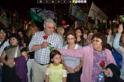 Con flores en el Paran� recordaron en Corrientes a N�stor Kirchner