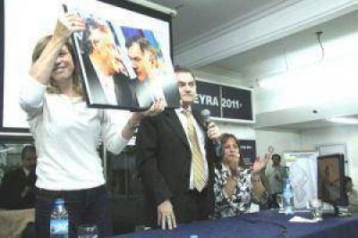 Con fotos y videos el oficialismo de Florencio Varela record� y homenaje� a N�stor Kirchner 