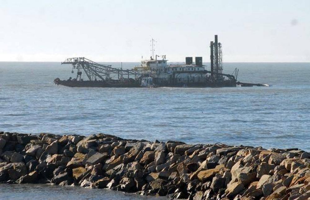 Remolcaron la draga del emisario al puerto