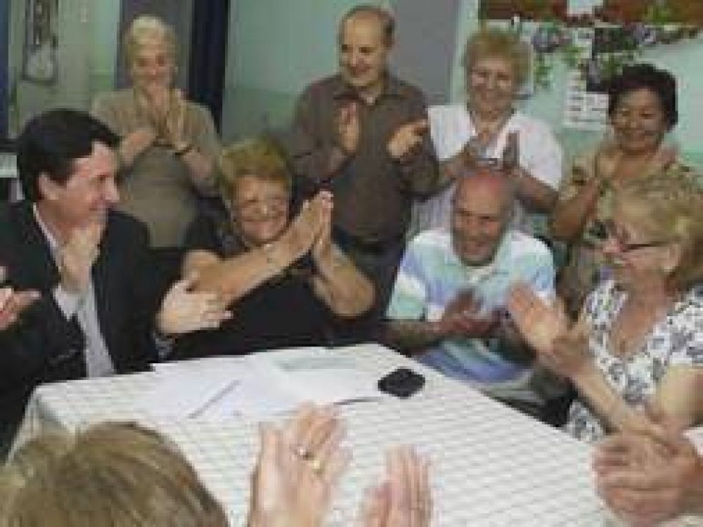 Lan�s: D�az P�rez entreg� subsidio a Centro de Jubilados
