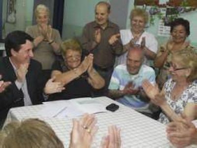 Lan�s: D�az P�rez entreg� subsidio a Centro de Jubilados