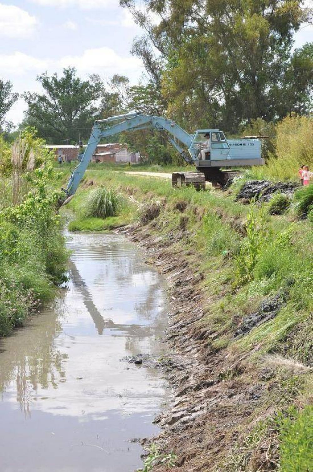 La Municipalidad realiz� tareas de limpieza en el desag�e maestro del Barrio Otamendi