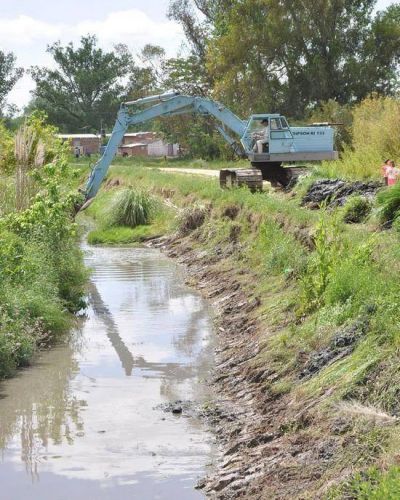 La Municipalidad realiz� tareas de limpieza en el desag�e maestro del Barrio Otamendi