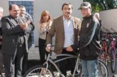 Entrega de bicicletas en la T�cnica N� 5 de Berazategui