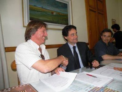 Firman contrato por la ampliaci�n de cloacas en tres nuevos barrios 