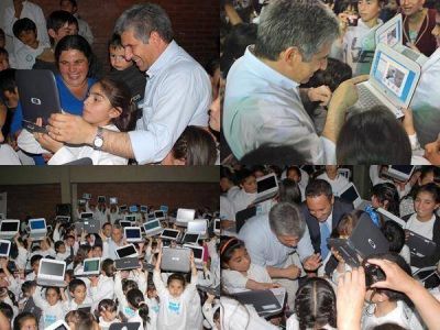 El Gobierno entreg� 5 mil computadoras en diferentes colegios de la ciudad de San Luis 