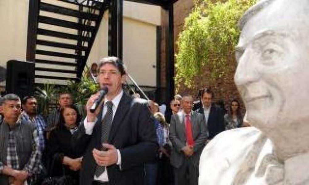  Descubren un busto de N�stor Kirchner en un edificio de T�lam