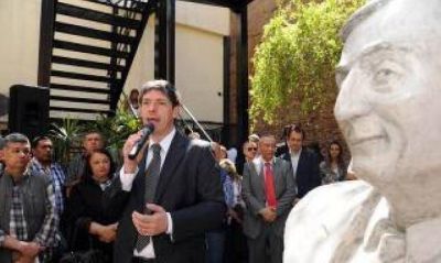  Descubren un busto de N�stor Kirchner en un edificio de T�lam