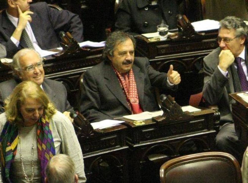 Alfons�n quiere a Gil Lavedra o a Negri como jefes del bloque de Diputados