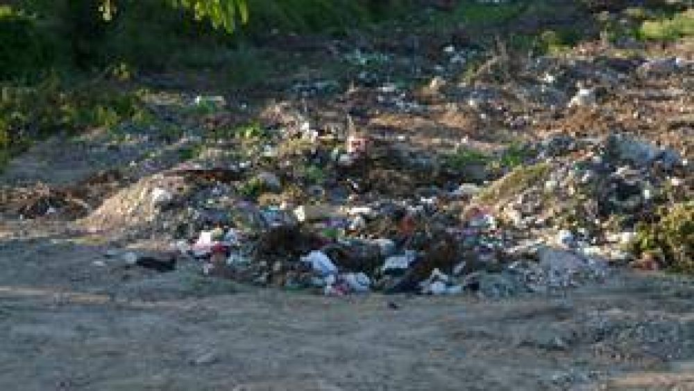 Paseo entre escombros, tierra y basura