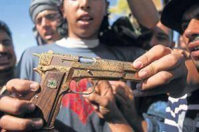 "Me tir� sobre Khadafy y le quit� la pistola"
