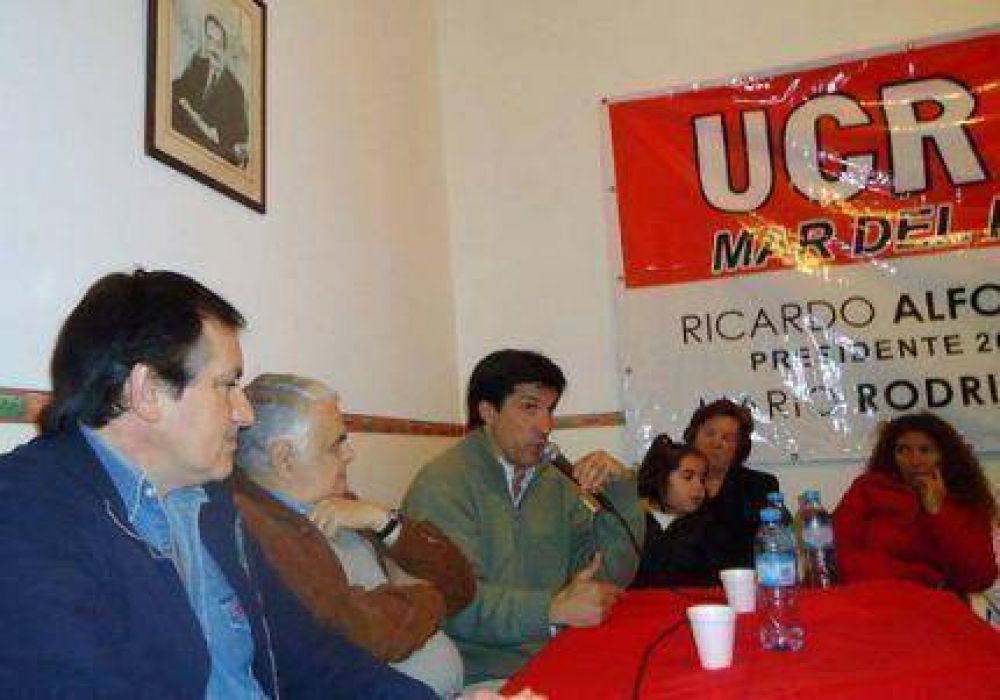 El Ateneo �30 de Octubre� record� a Ra�l Alfons�n
