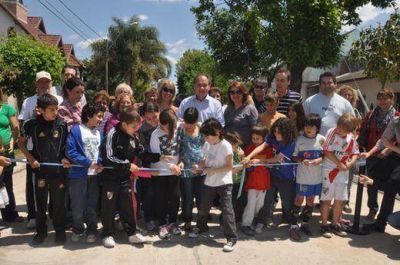 Descalzo inaugur� pavimentos